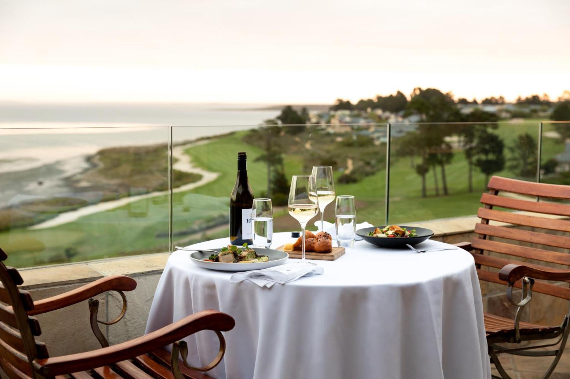 Arabella Hotel, Golf And Spa Херманус Экстерьер фото A view of the 18th green at the Links at Spanish Bay