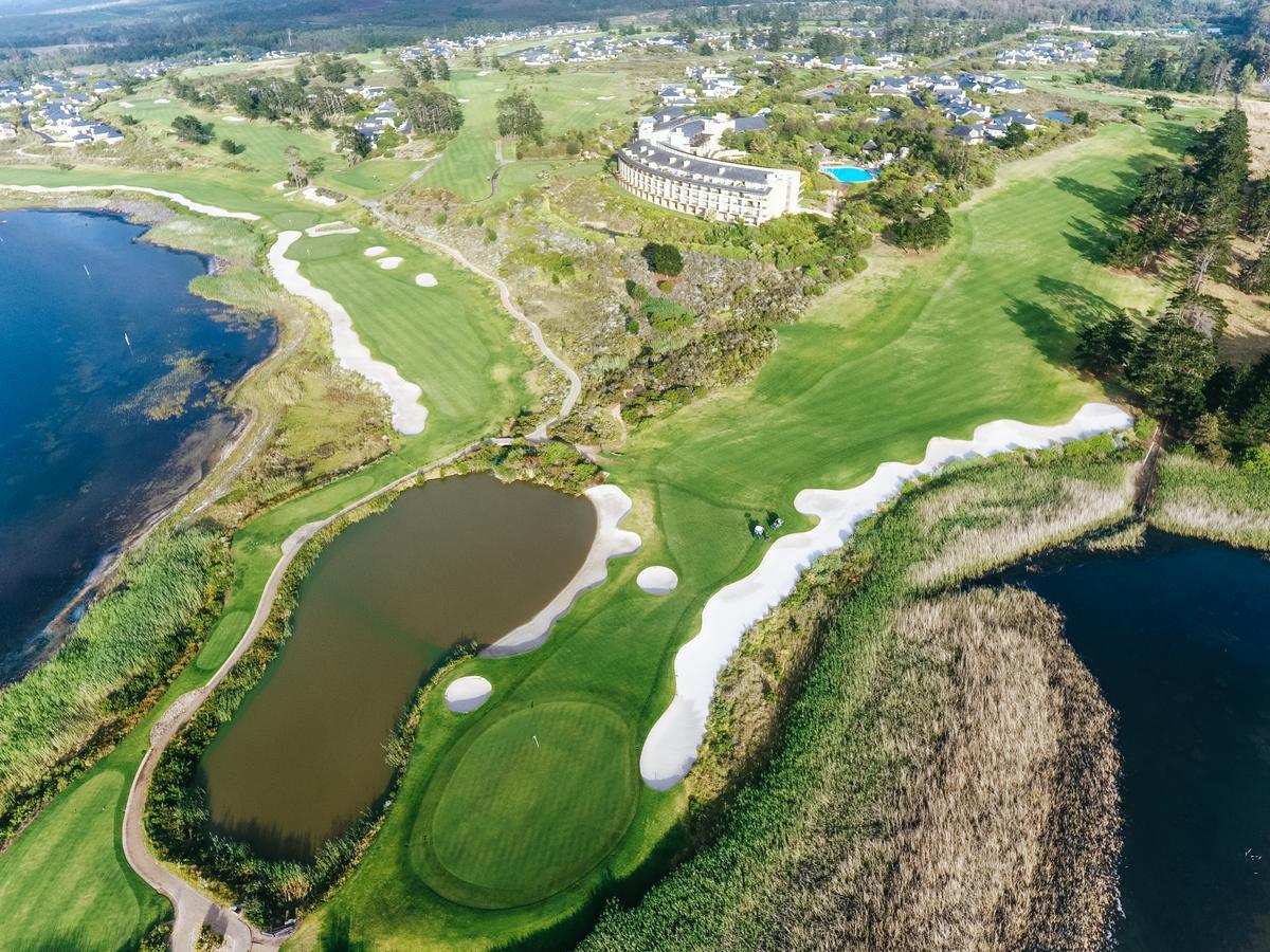 Arabella Hotel, Golf And Spa Херманус Экстерьер фото Aerial view of the 18th hole at the 2016 U.S. Open